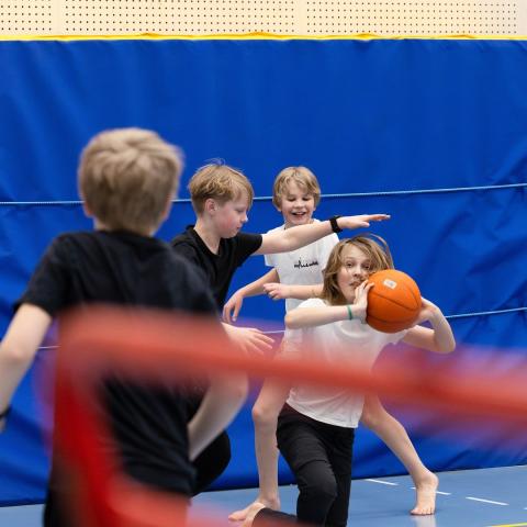 Joensuulainen Kataja Basket piti Marjalan nelosluokkalaisille oppitunnin koripallosta.

🏀 Petri…