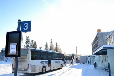 Polttoaineiden jakeluongelmat eivät ainakaan vielä haittaa Korsisaaren bussiliikennettä – "On…