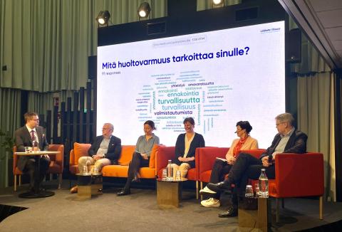 @Laaketeollisuus kokoama paneeli herättää yleisön miettimään huoltovarmuuden merkitystä. Panelistit keskustelemassa rajat ylittävästä yhteistyöstä Euroopan kriisivalmiuden vahvistamiseksi lääkehuollon