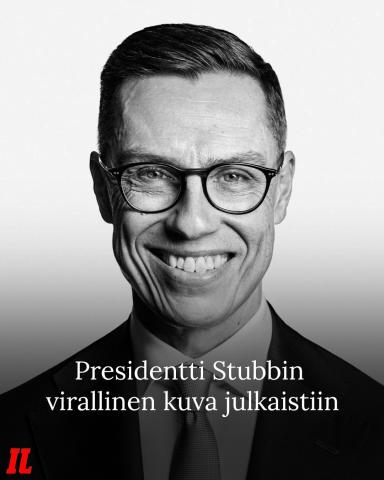 Tasavallan presidentti Alexander Stubbin virallinen valokuva on julkaistu. Mustavalkoisessa kuvassa Stubb hymyilee leveä...