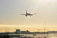 Raportti kertoo Helsinki-Vantaan vakavista vaaratilanteista: linnut osuivat lentokoneeseen, lapsi…