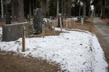 Joensuun hautausmaalla tsasounaa vastapäätä on kahdeksan numeroitua keppiä. Kunkin kohdalla on joukkohauta, johon haudat...