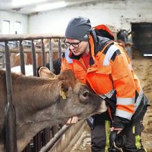 "Minua pelottaa, että syömisestä tulee kohta vain rikkaiden etuoikeus", toteaa kiteeläinen tilallinen Sari Rouvinen.

🐄...