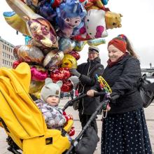 Vappupäivän sää oli Joensuussa varsin kolea, mutta se ei suuremmin menoa haitannut. Perinteinen vapputori veti keskustaa...