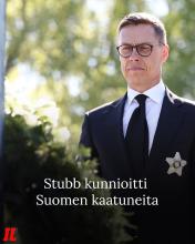 Suomen tasavallan presidentti Alexander Stubb laski seppeleen Helsingin Hietaniemen sankarihautausmaalle kaatuneiden mui...
